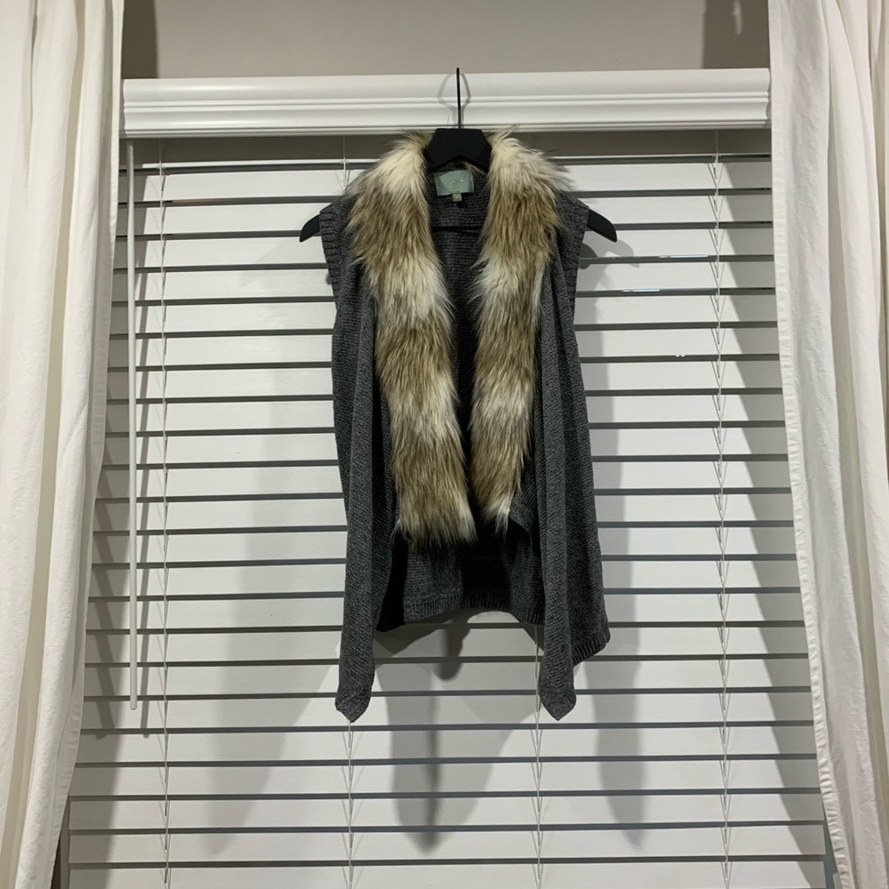 Skies are blue fur vest, SZ XS, EUC